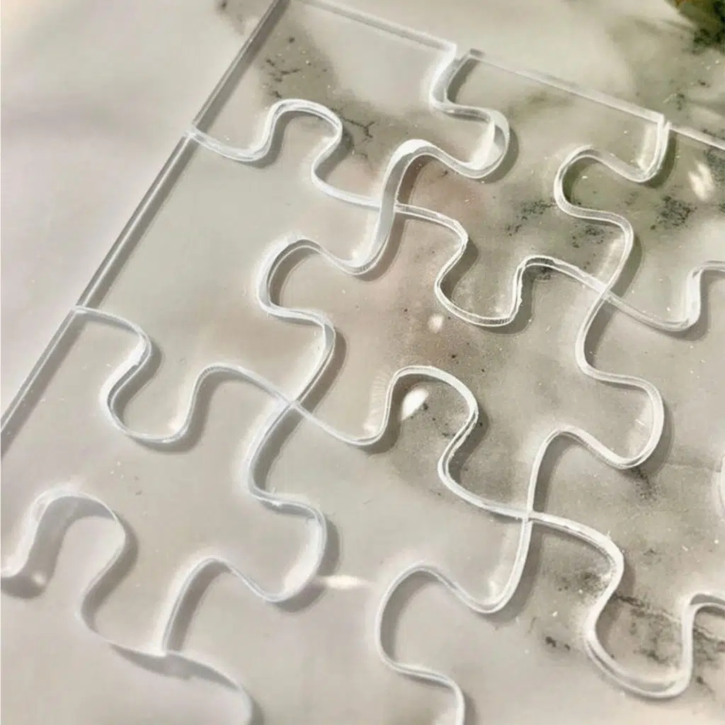 Découpe de puzzle en plexiglass
