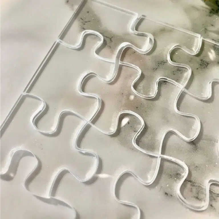 Découpe de puzzle en plexiglass