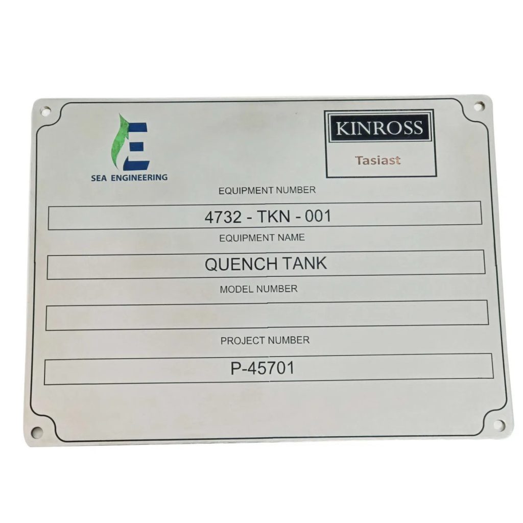 Impression UV d'un logo et de numéros de série sur une plaque en aluminium