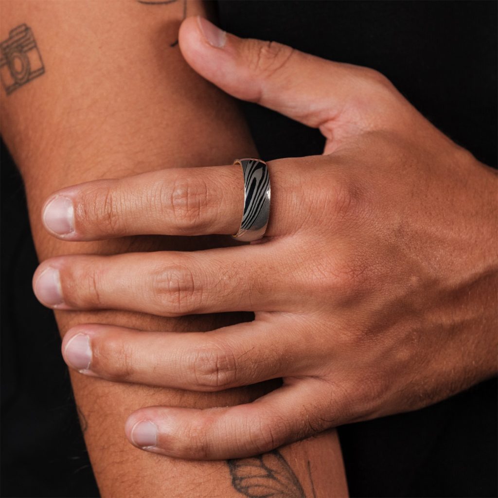 Bague en argent avec une gravure au laser fibré