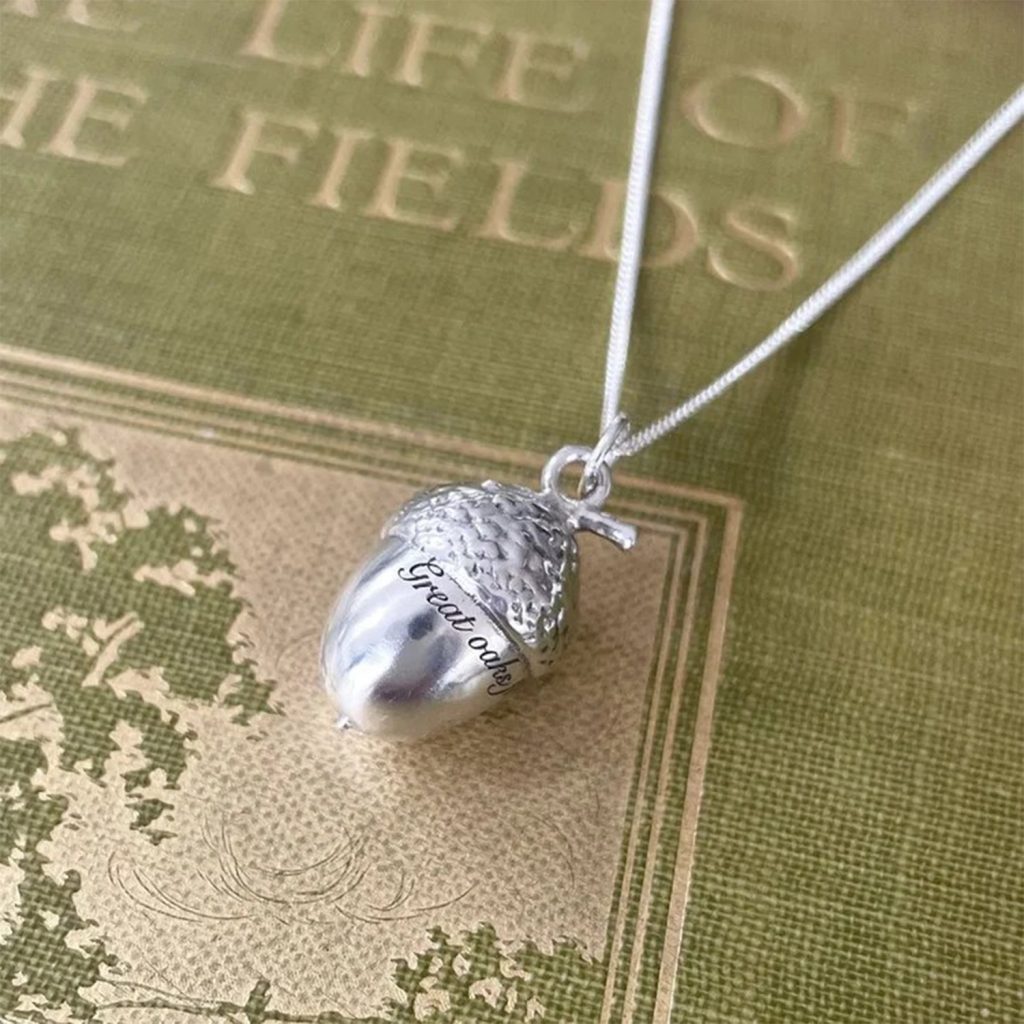 Gravure au laser fibré d'un pendentif en argent en forme de gland