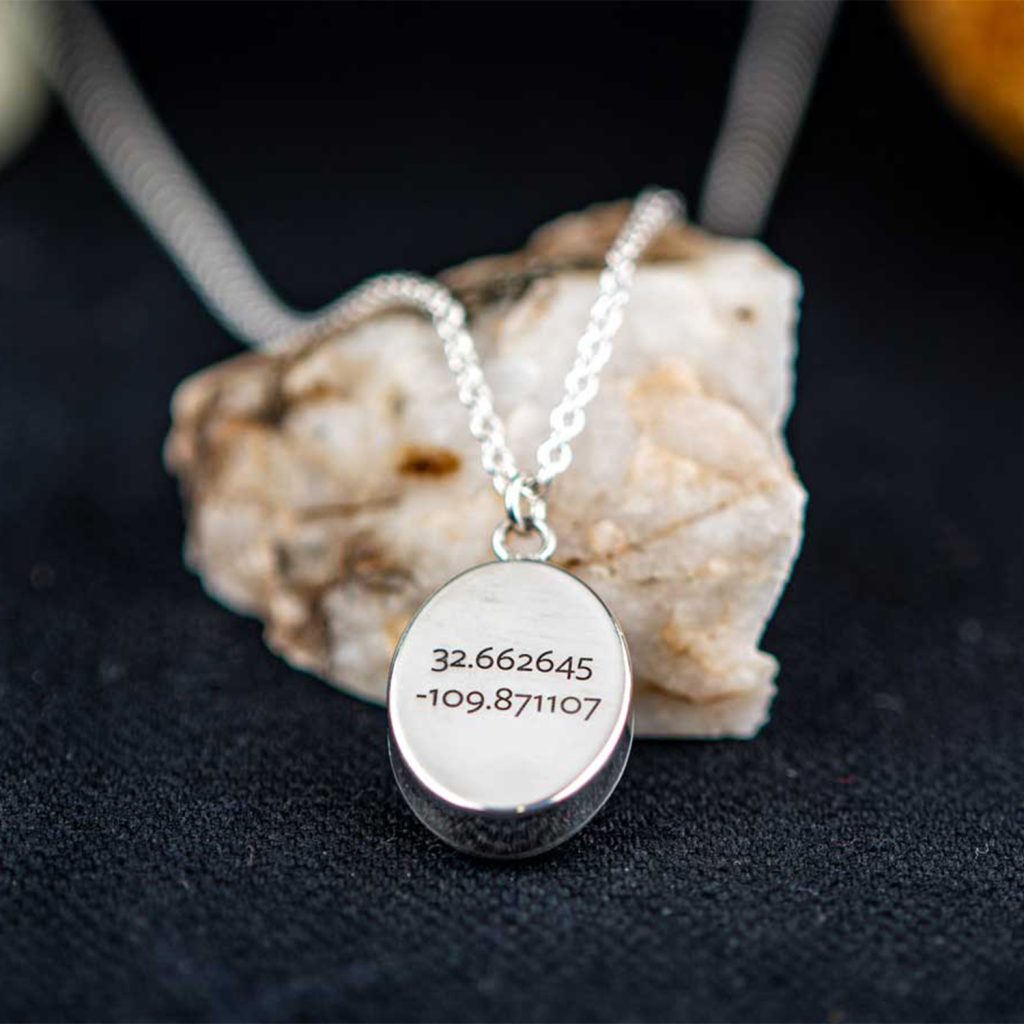 Marquage au laser fibré sur un pendentif en argent