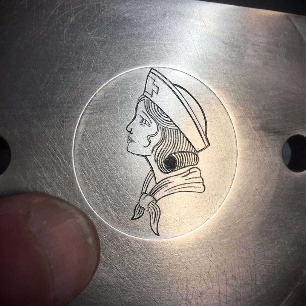 Gravure sur composant métallique