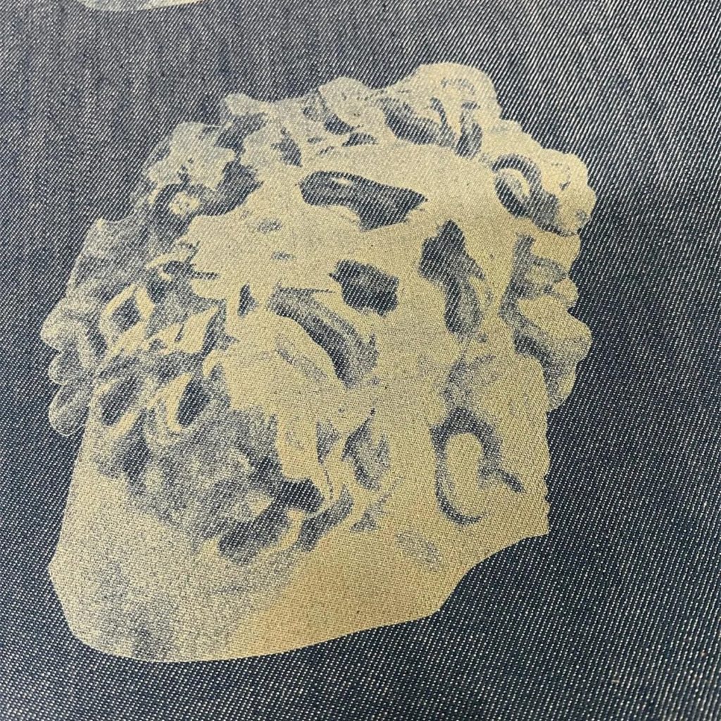 Personnalisation d’un tissu en jean par gravure laser CO₂ représentant une tête