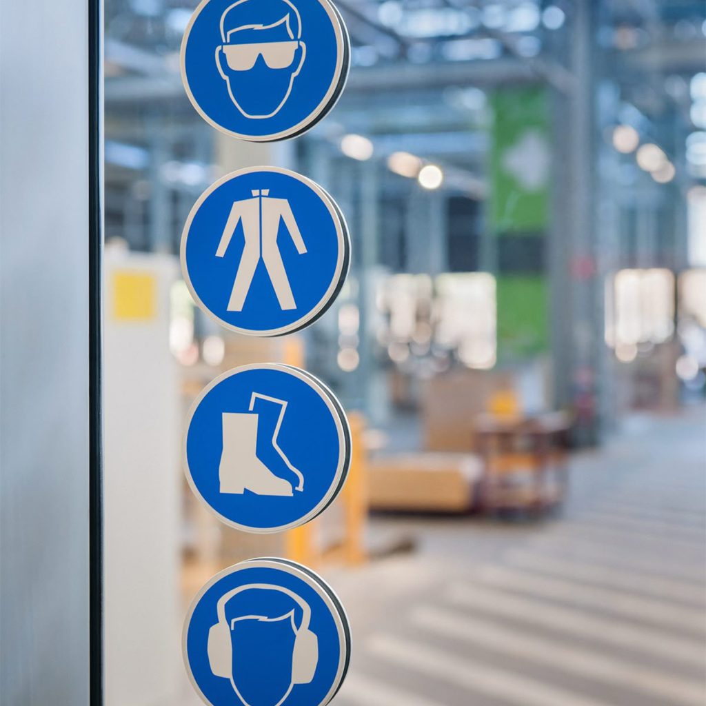 Pictogrammes de consignes de sécurité imprimés en UV sur des étiquettes