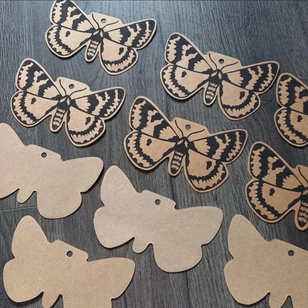 Découpe personnalisée d'étiquettes papier kraft en forme de papillon au laser CO₂