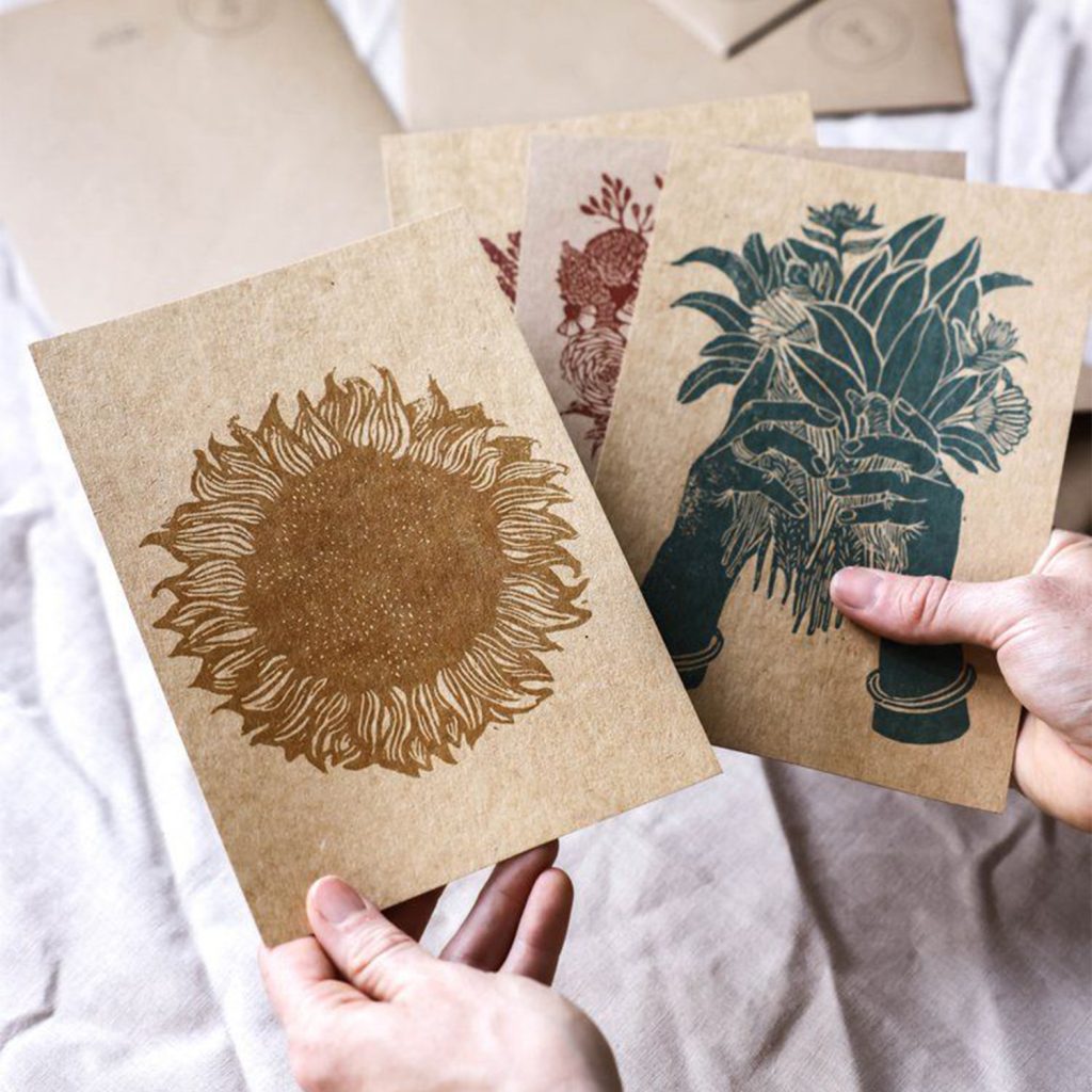 Motif floral imprimé en UV sur du papier kraft
