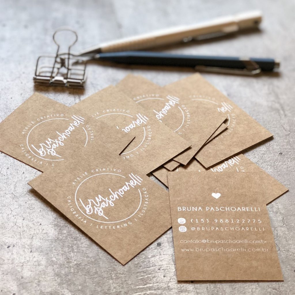 Cartes de visite en papier kraft imprimées en UV
