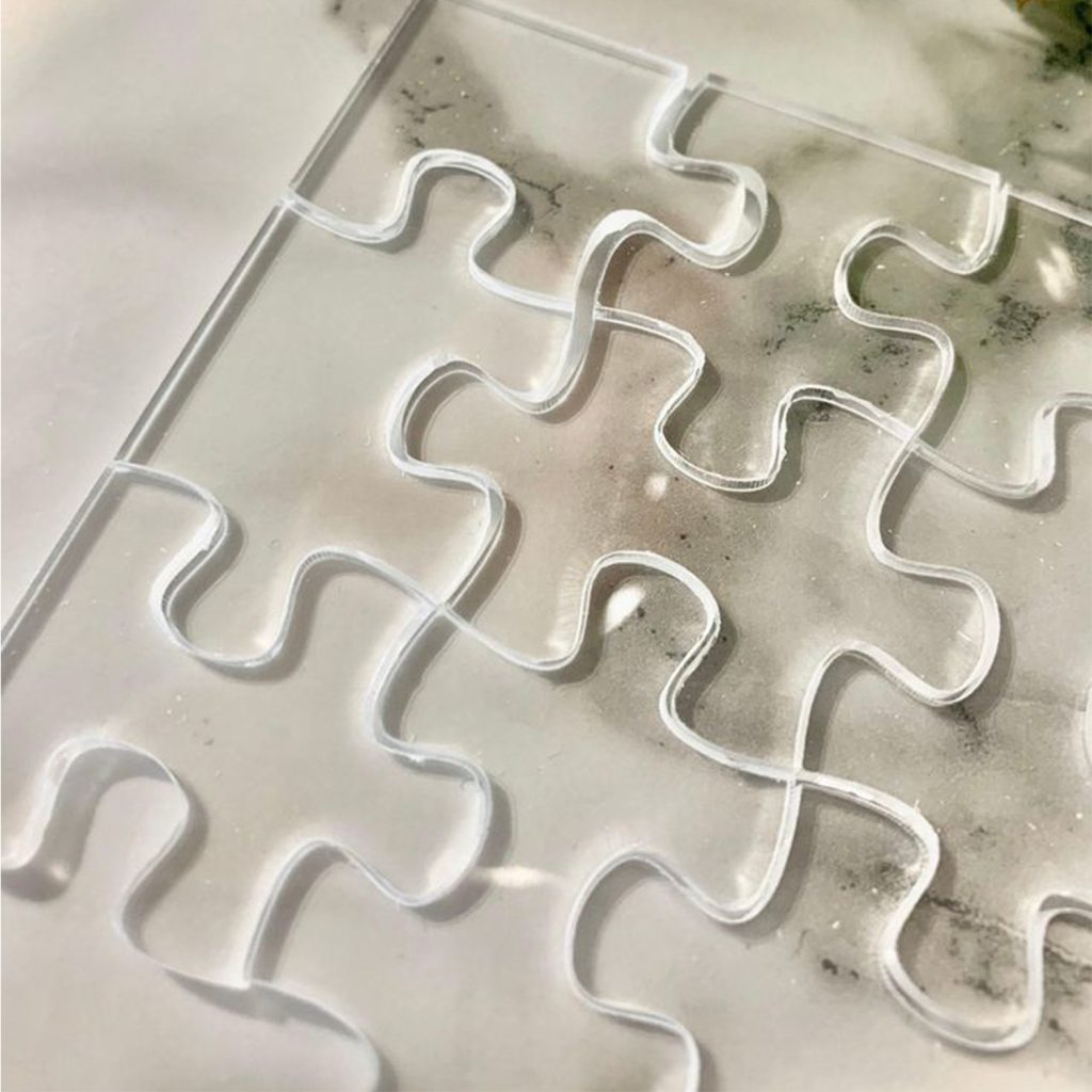 Découpe de puzzle en plexiglass