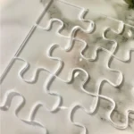 Découpe de puzzle en plexiglass