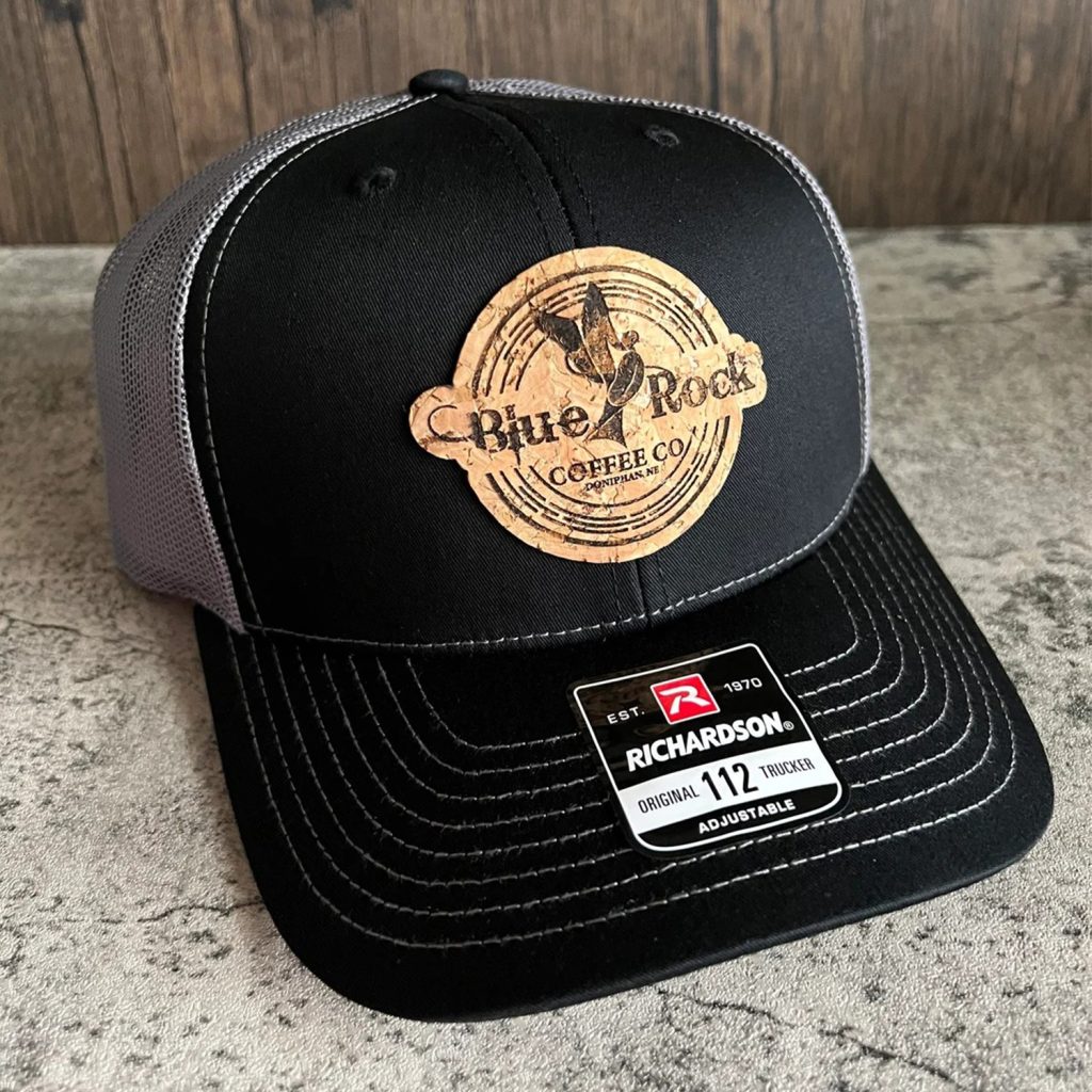 Casquette avec écusson en liège gravé au laser CO₂