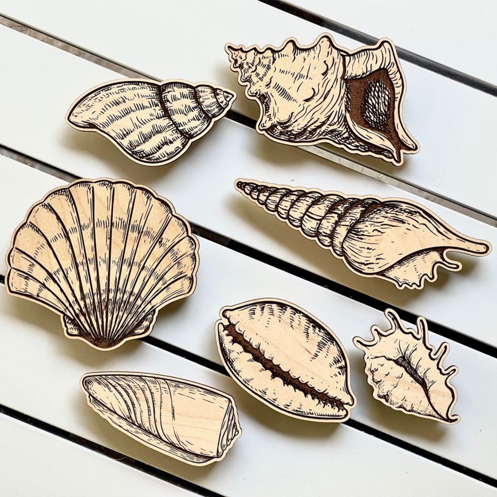 Gravure laser CO₂ de motifs sur magnet en forme de coquillage