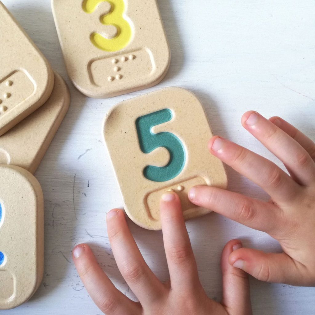 Plaques tactiles en bois pour apprentissage des nombres en braille gravées au laser CO₂