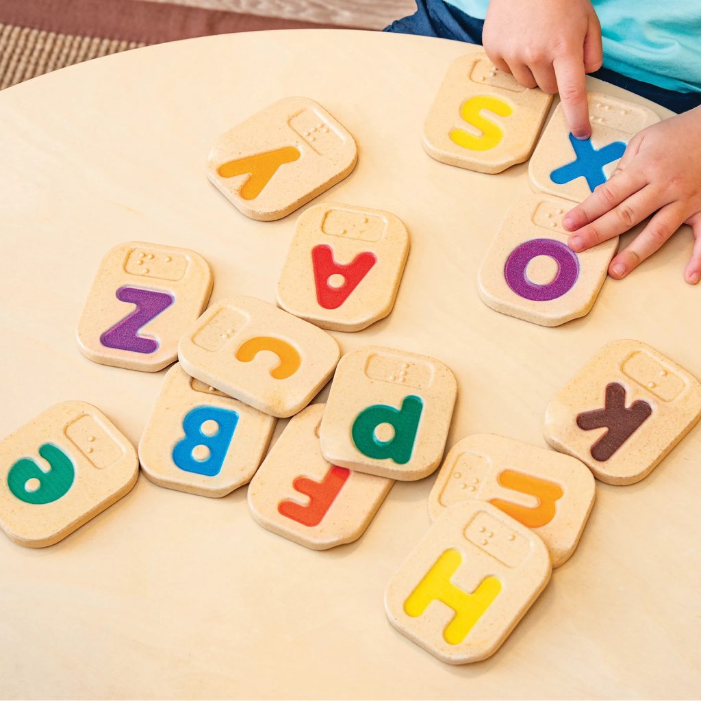 Plaquettes en bois marquées au laser CO₂ avec lettres de l’alphabet en braille
