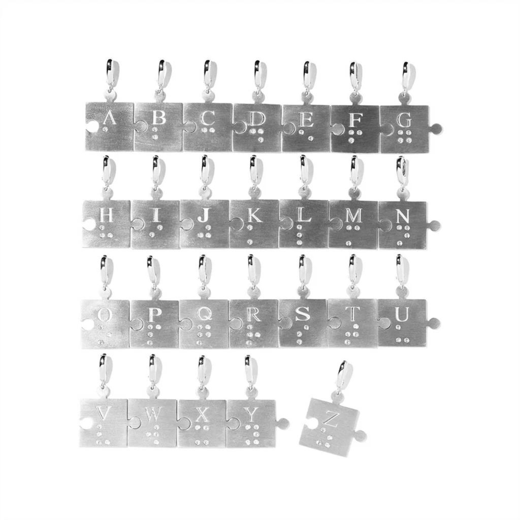 Marquage laser fibre de l’alphabet en braille sur médaillons métalliques