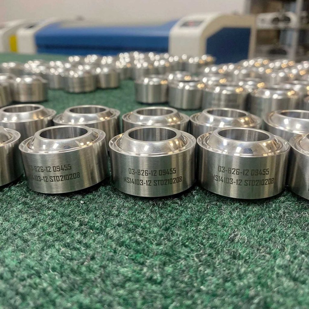 Gravure au laser fibre de numéros sur des boulons