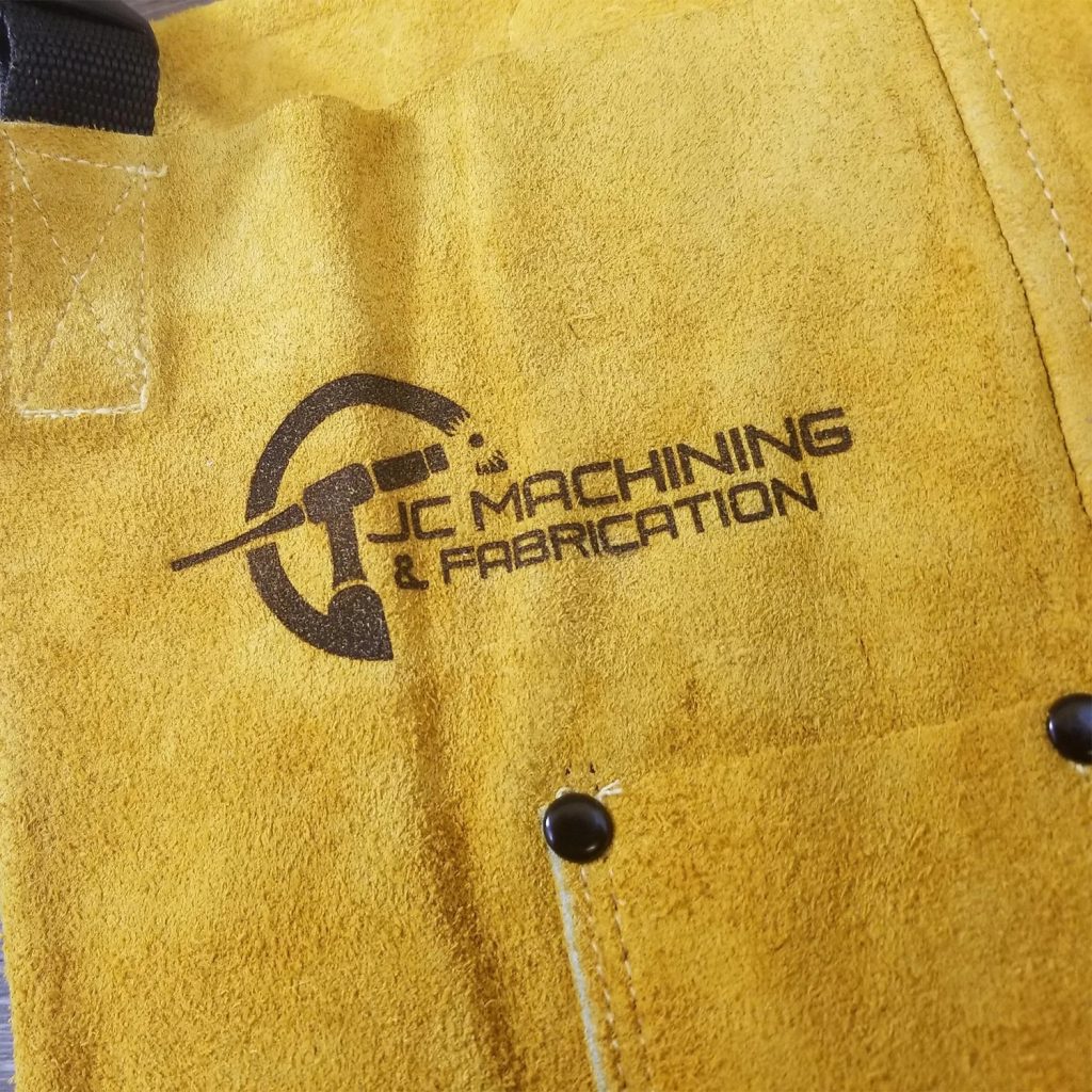 Gravure au laser CO₂ d'un logo d'entreprise sur un vêtement de travail en peau