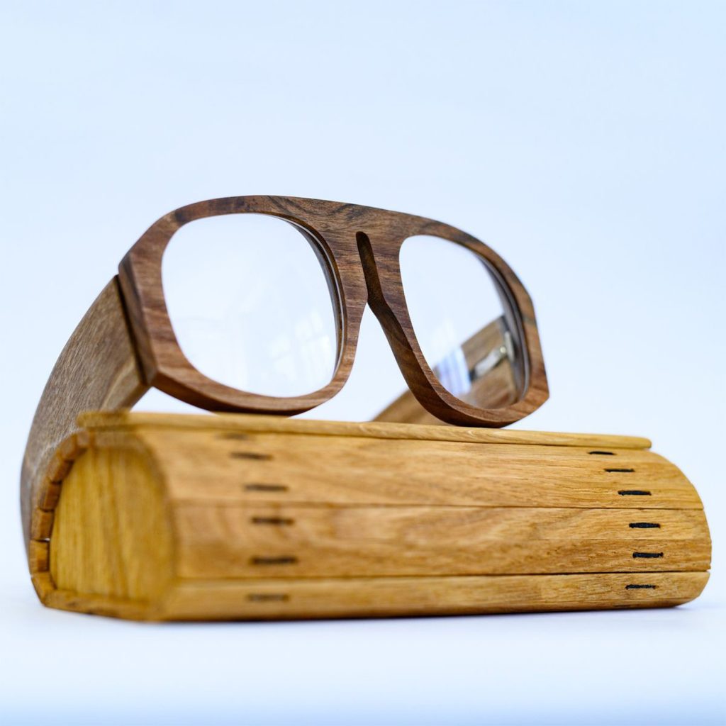 Découpe au laser CO₂ d'une monture de lunettes en bois