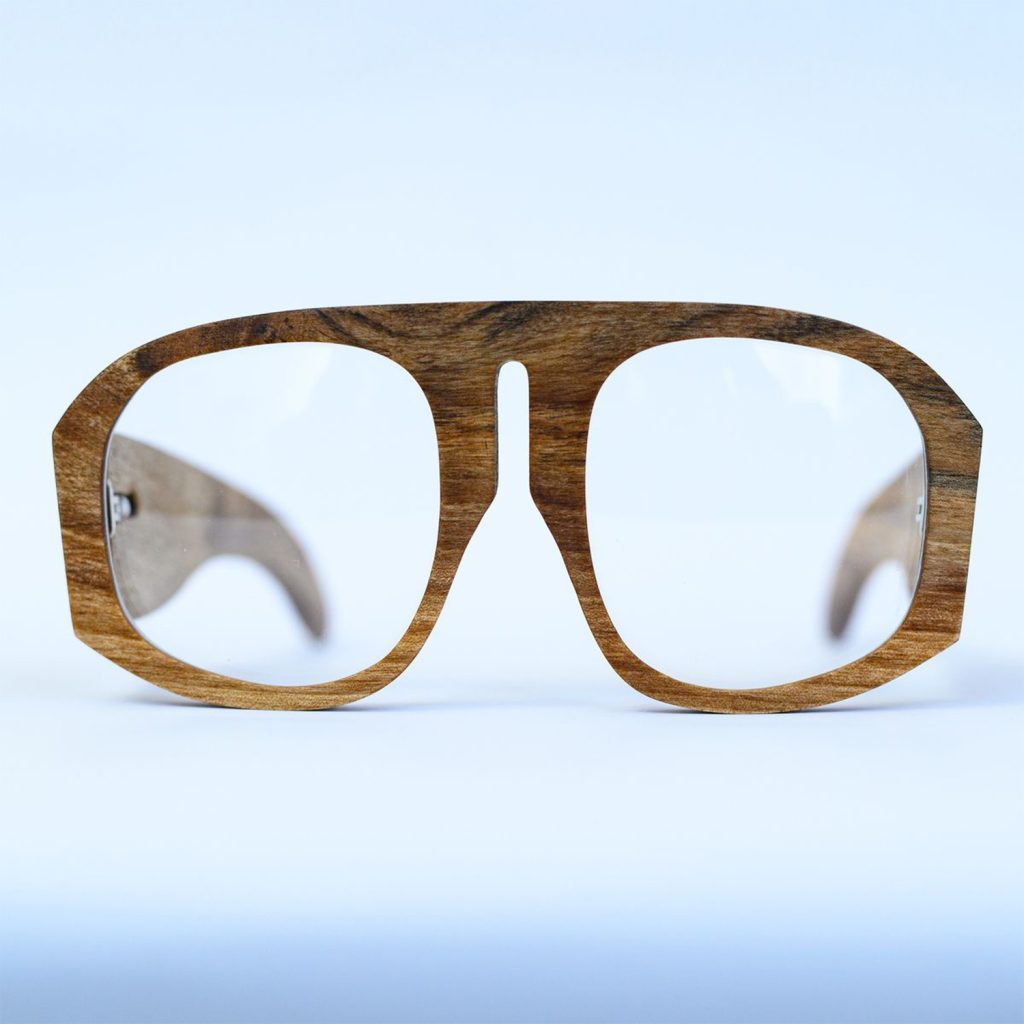Découpe au laser CO₂ d'une monture de lunettes en bois
