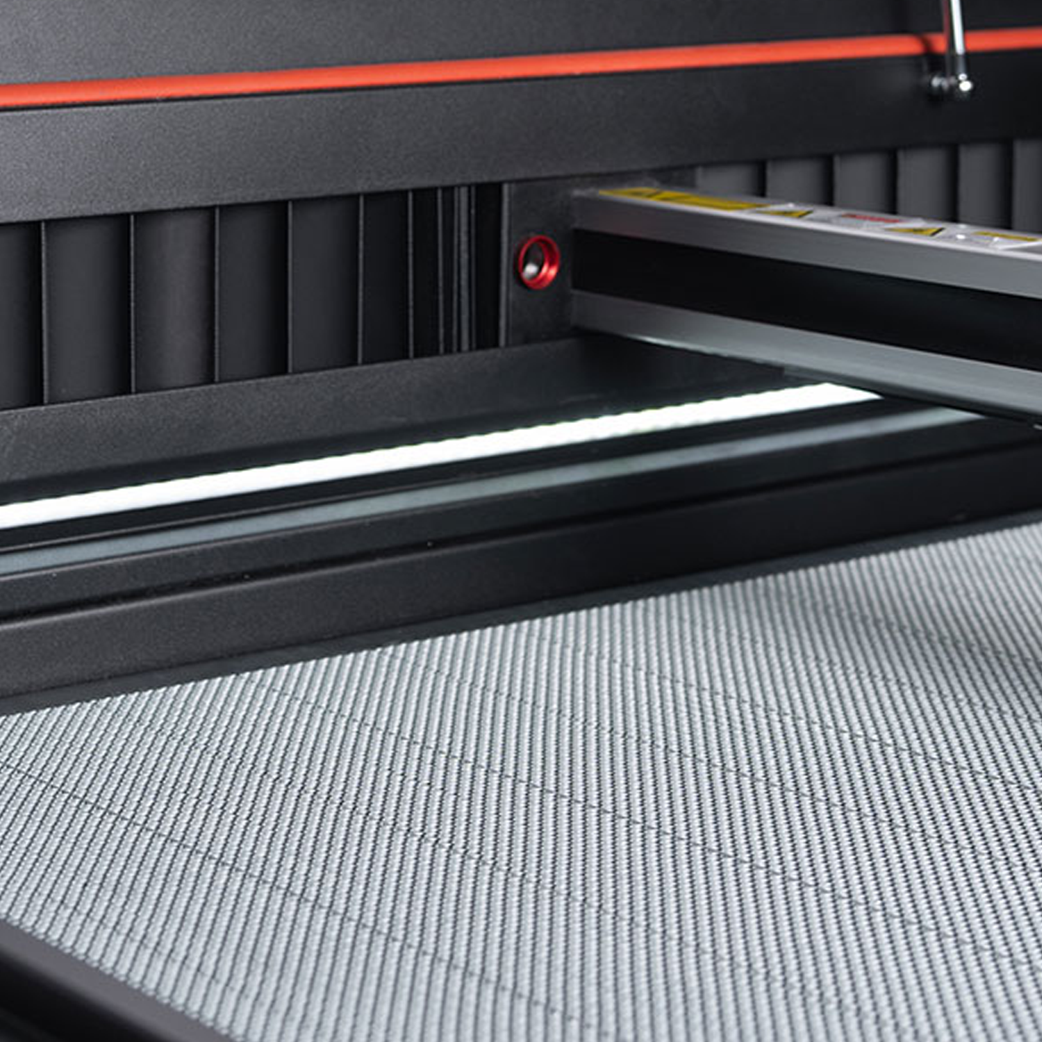 protection des rails sur notre machine de gravure et découpe laser : Aeon Redline Nova Elite