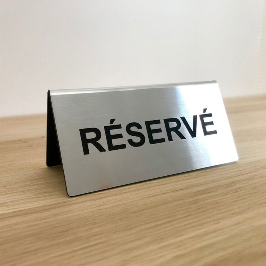 Marquage au laser CO₂ d'un chevalet de table en aluminium