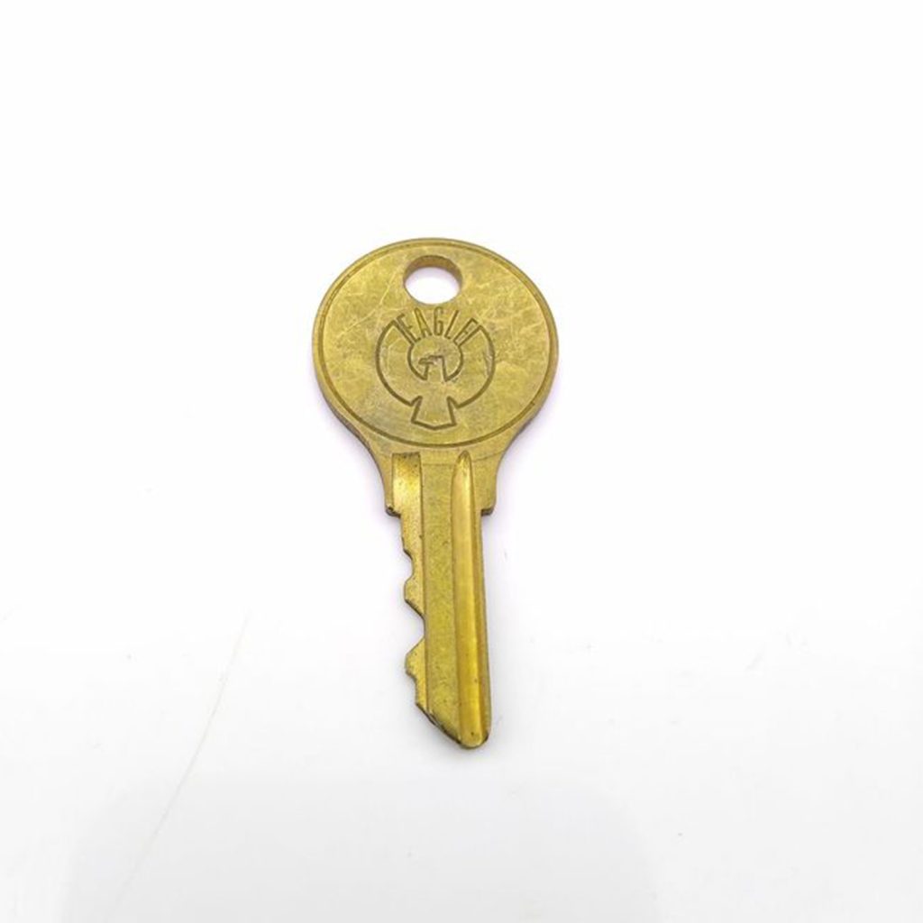 Gravure d'un logo au laser fibré sur une clé en laiton