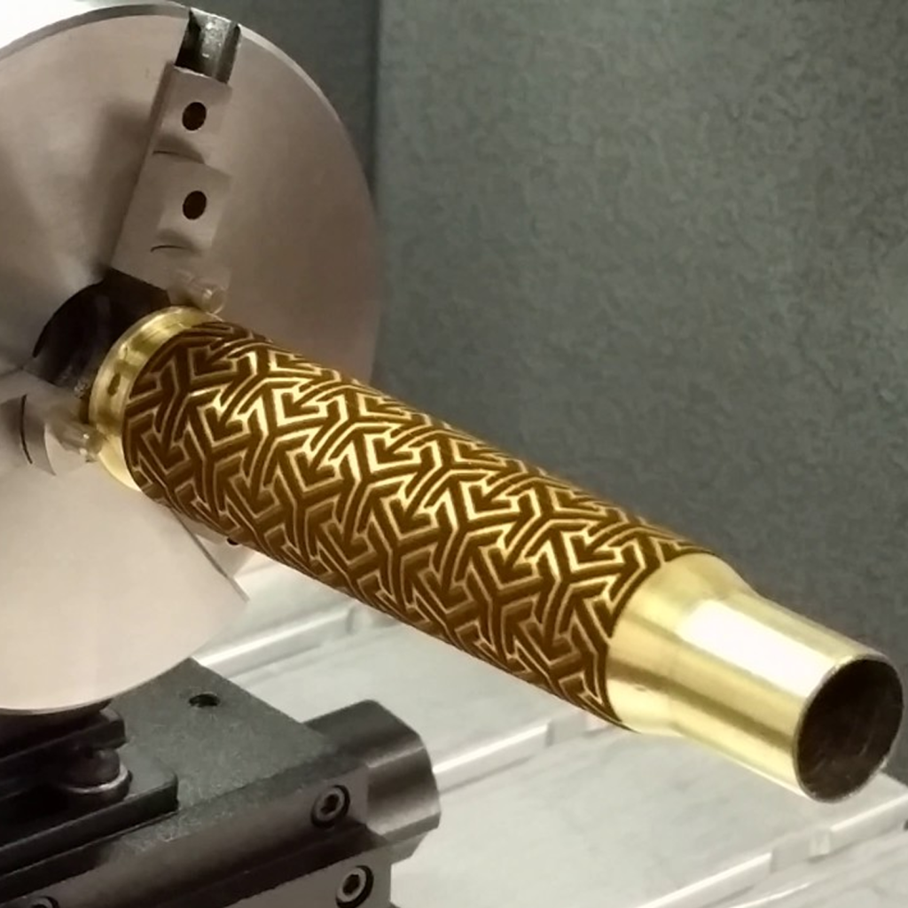 Douille en laiton gravée avec un laser fibré et un outil rotatif