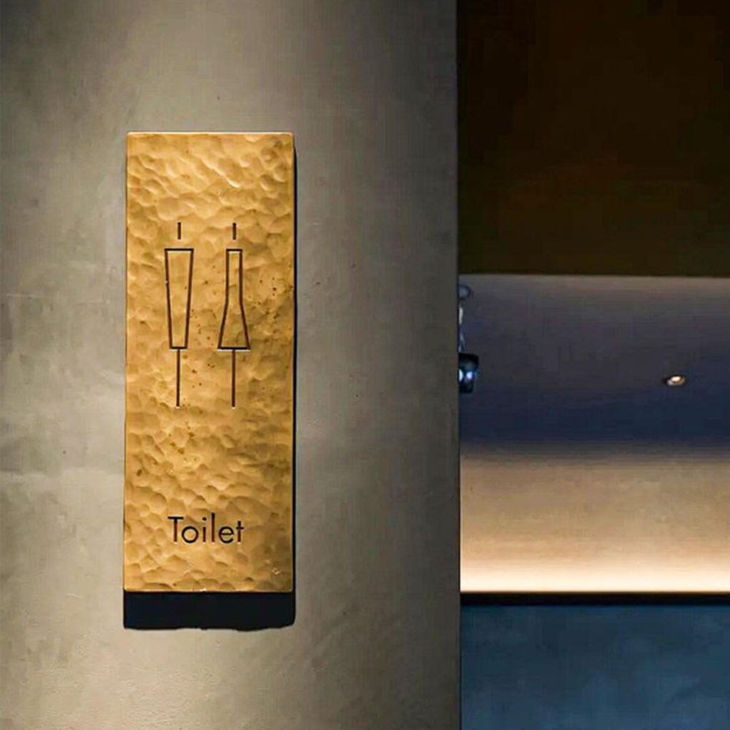 Gravure d'une signalétique avec un laser fibre sur une plaque en laiton