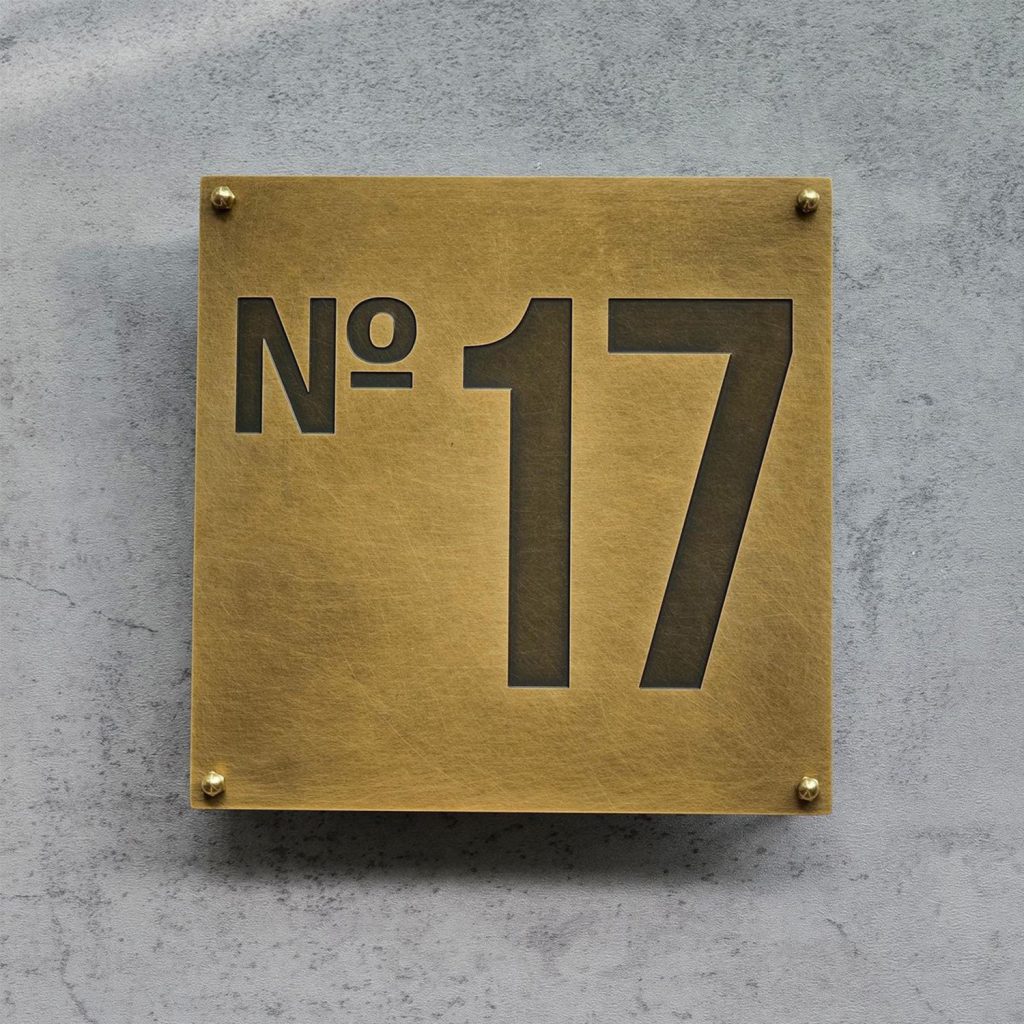 Numéro marqué avec un laser fibré sur une plaque carré en laiton