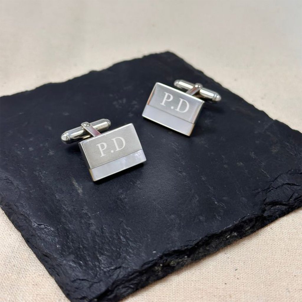 Boutons de manchettes en argent avec une gravure au laser fibre
