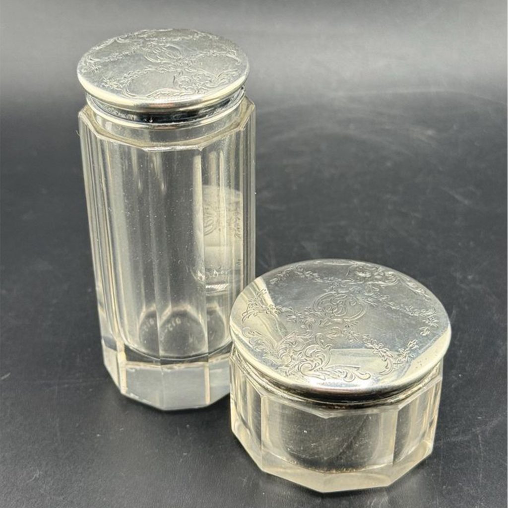 Pots anciens avec couvercles en argent gravés au laser fibré