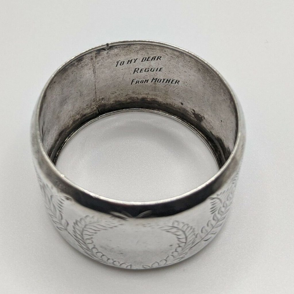 Gravure au laser fibré d'un rond de serviette en argent