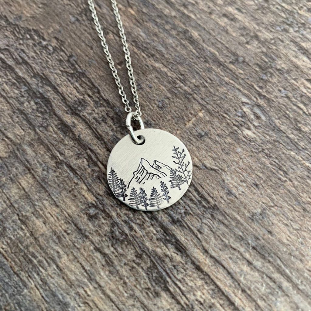 Médaille en argent gravée avec un laser fibré