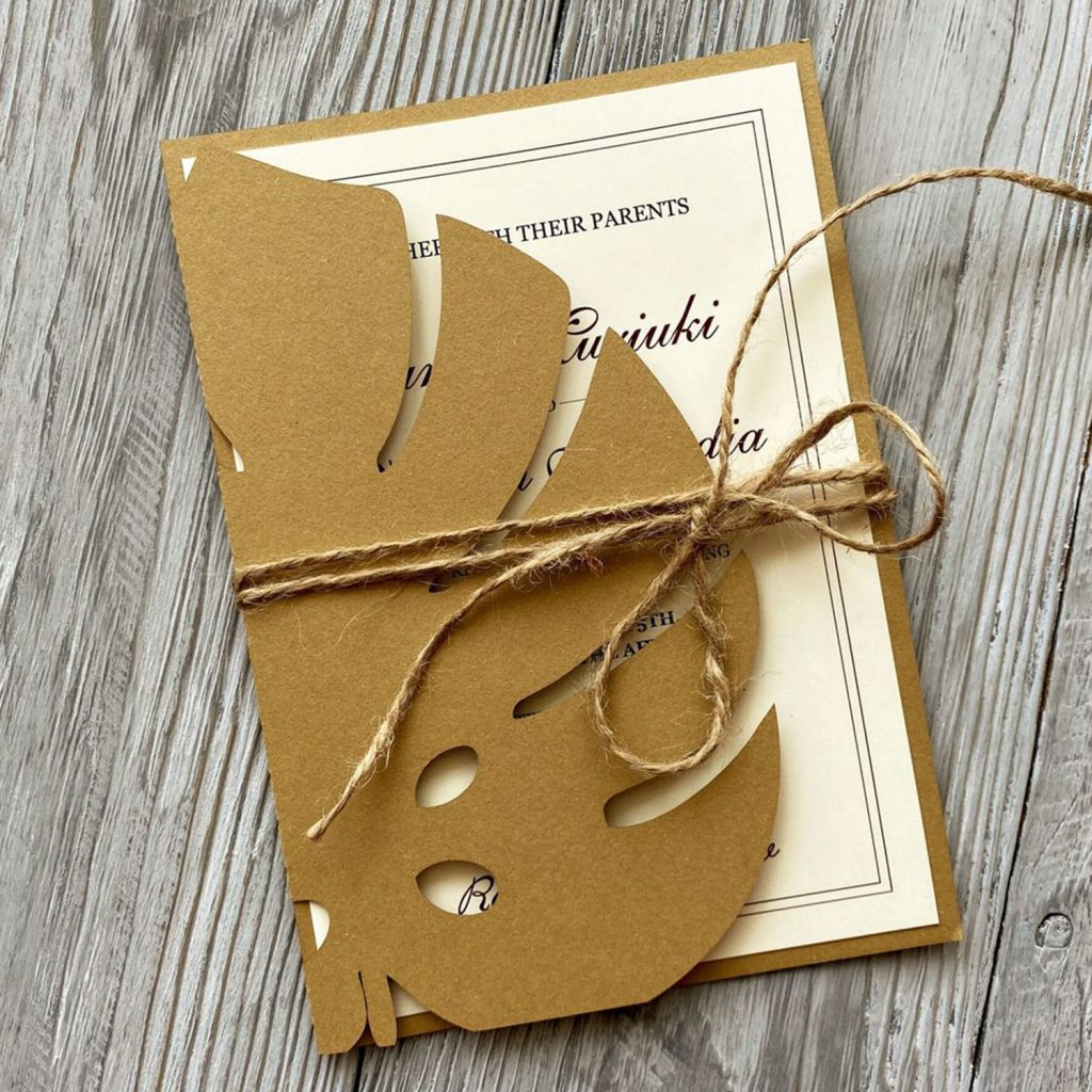 Enveloppe de faire-part en papier kraft avec découpe au laser CO₂