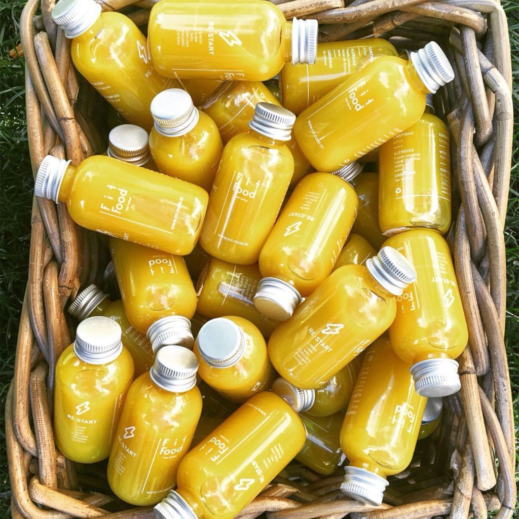 Impression UV sur bouteilles de jus de fruits en verre