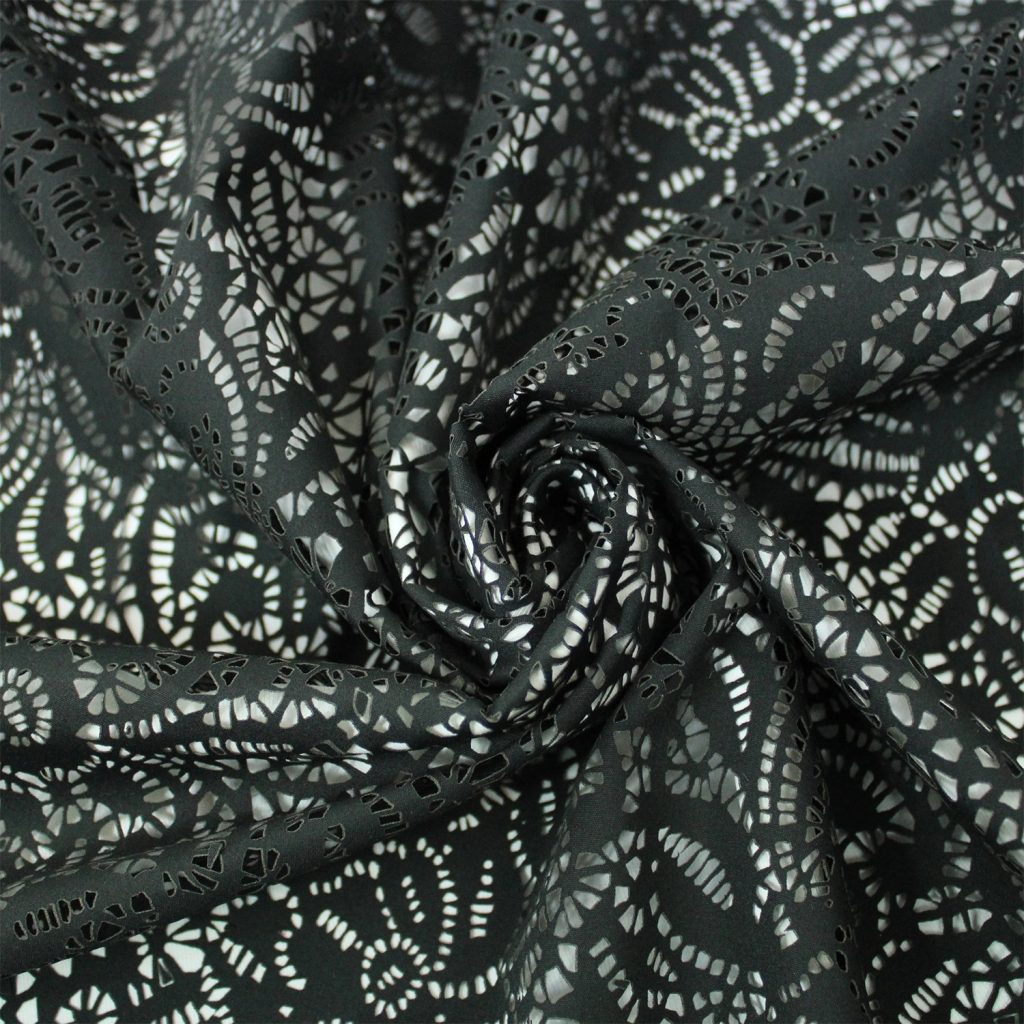 Découpe au laser CO₂ broderie dans du tissu en coton