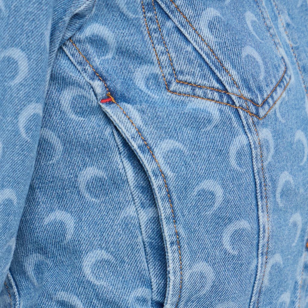 Motifs gravés au laser CO₂ sur une veste de tissu en jean