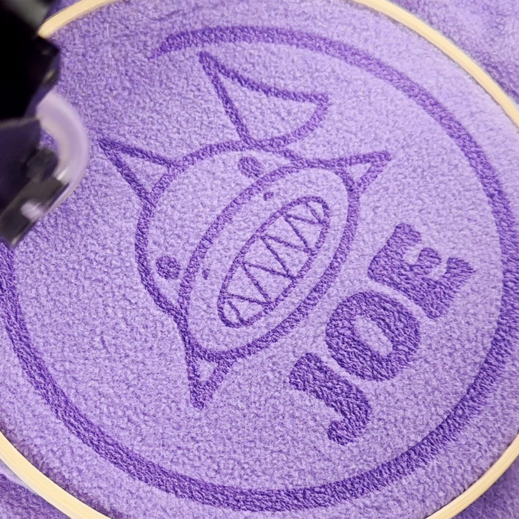 Motif gravé au laser CO₂ sur textile en polaire