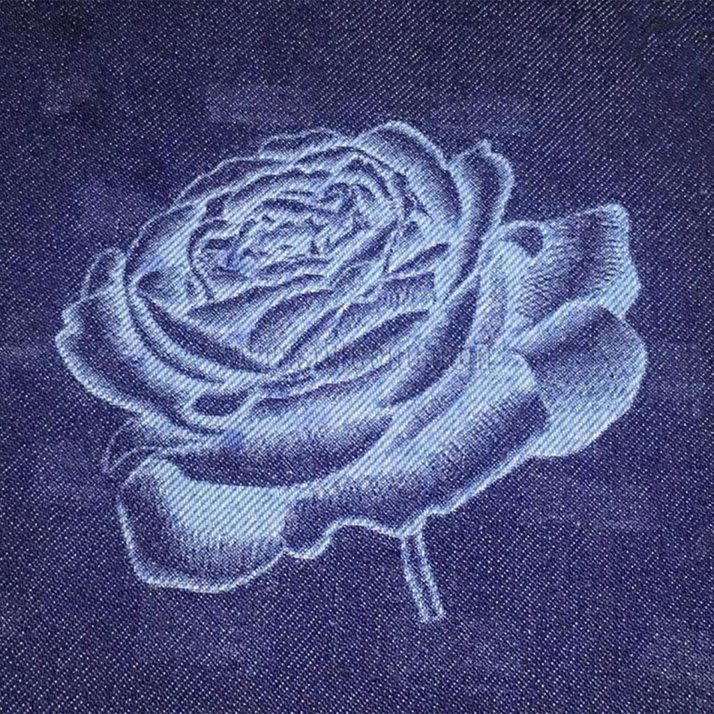 Personnalisation d’un tissu en jean par gravure laser CO₂ représentant une rose