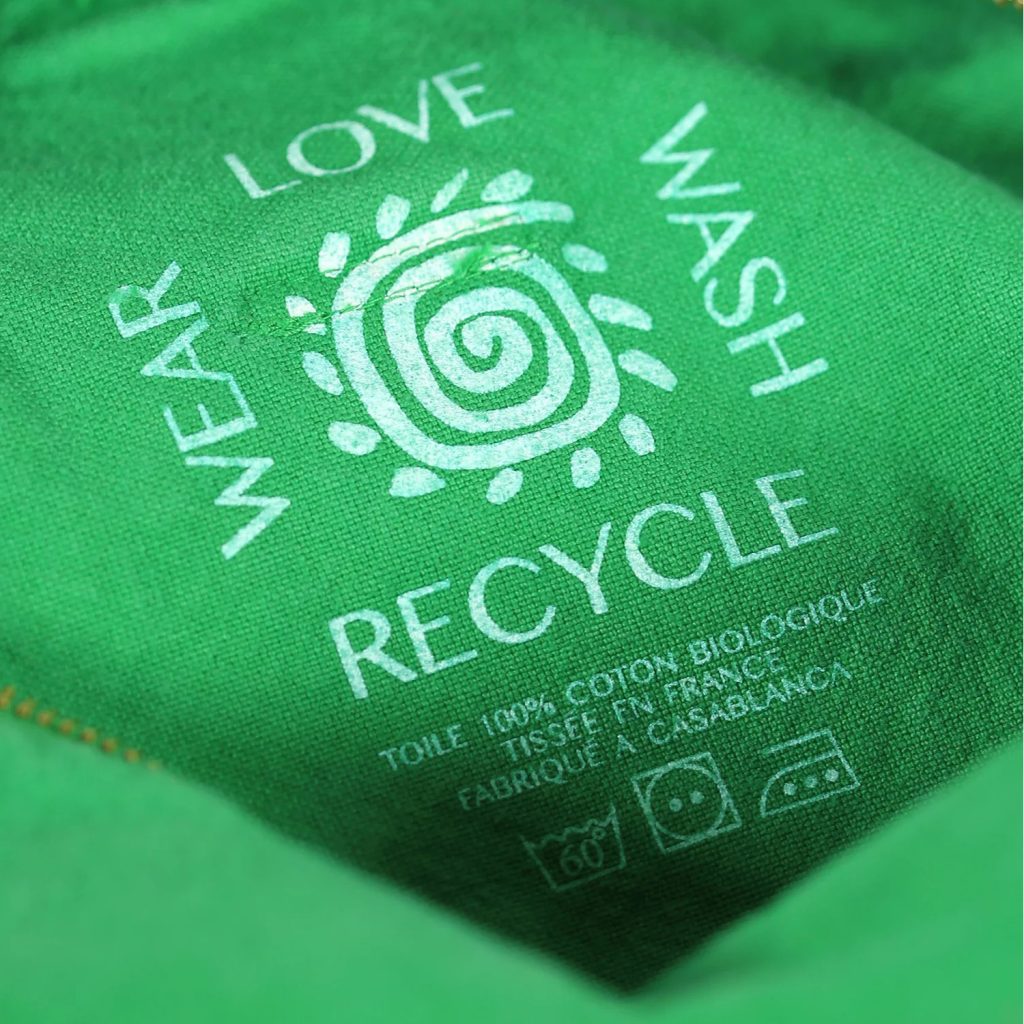 Personnalisation de tee-shirt en tissu de coton par marquage en tampographie
