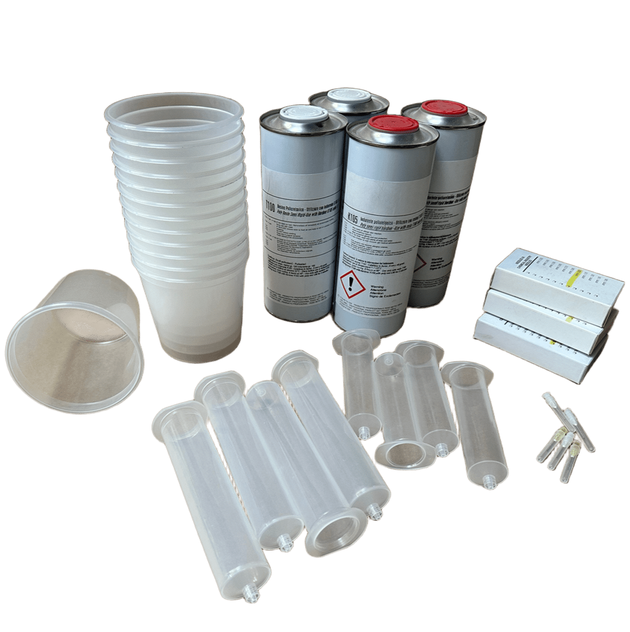 Des gobelets, des cartouches et des seringues en plastique sont disposés sur un fond noir.