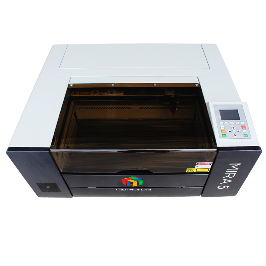 Imprimante/laser à gravure ThermoFlan MIRA5 vue de dessus avec panneau de contrôle sur le côté droit.
